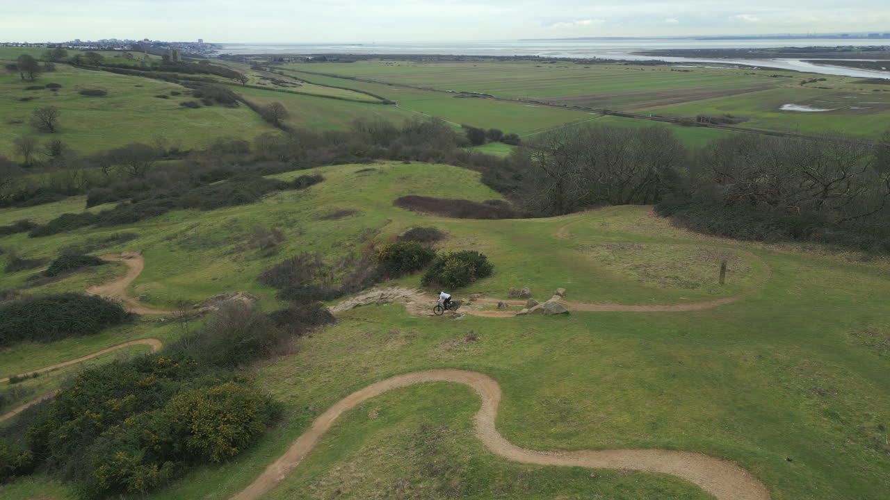 ciclista de montaña recorriendo un sendero rocoso en el parque hadleigh, drone