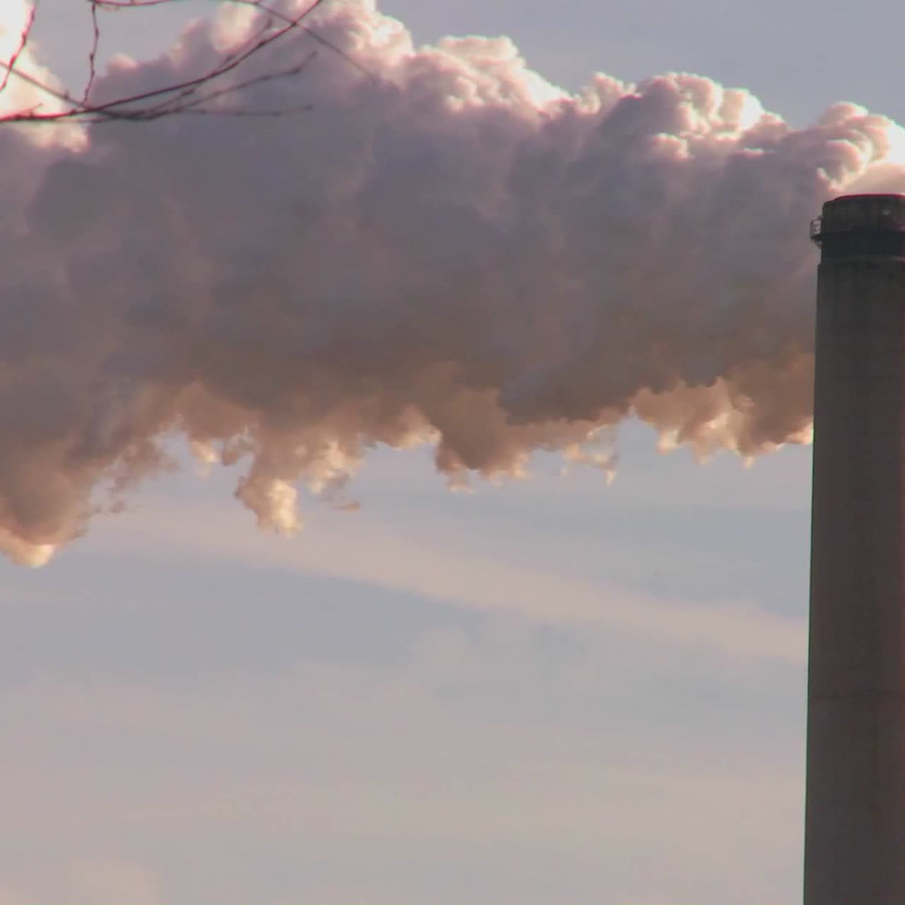 굴뚝이 있는 발전소는 연기를 공중으로 내뿜는다