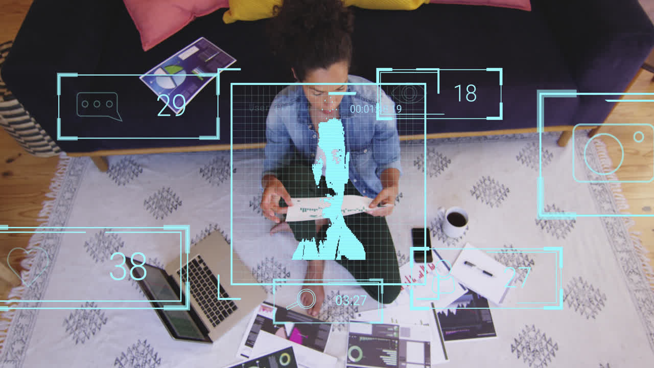 animación de perfiles iconos contra mujer biracial leyendo documentos y usando portátil