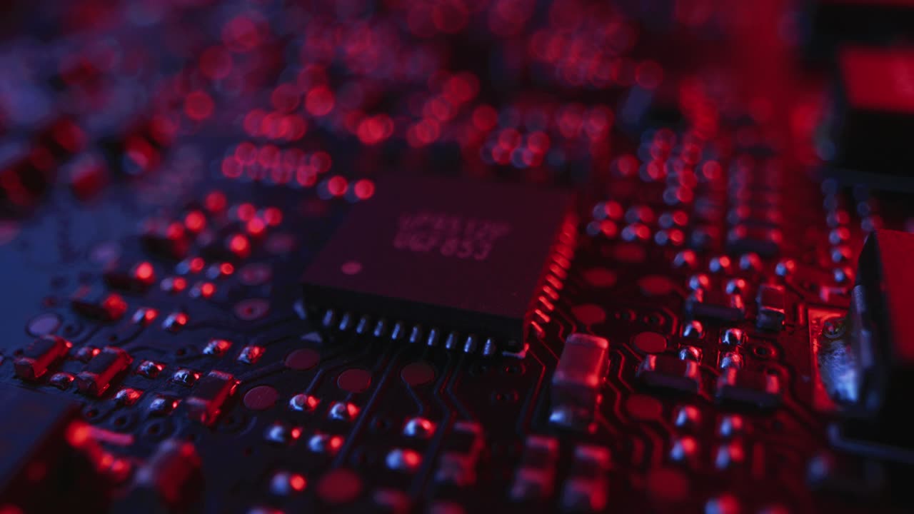 enfocando desfocalizando en un microchip, procesador cpu. placa de circuito impreso placa base de computadora. dentro de un dispositivo electrónico, partes de una supercomputadora. imágenes macro en colores de neón rojo. loopable / /