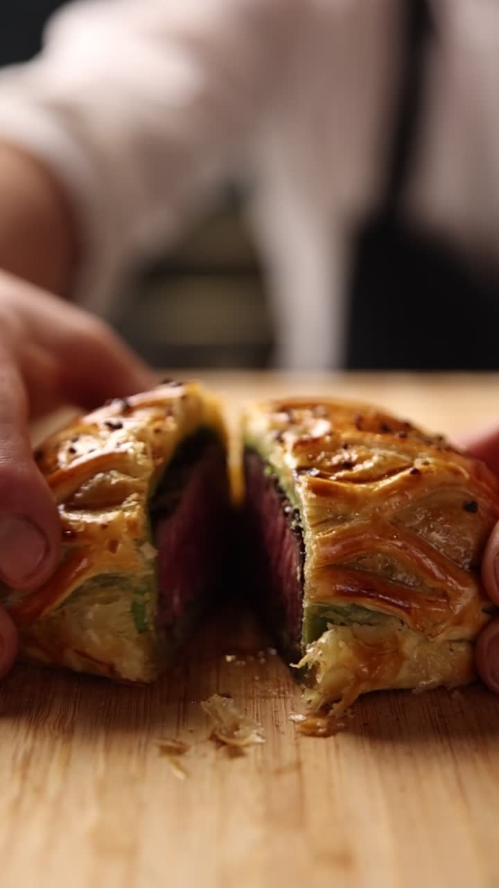 Filetti alla Wellington cotti alla perfezione e tagliati su un tagliere in legno