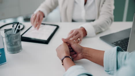 médico sosteniendo la mano del paciente en apoyo y consuelo