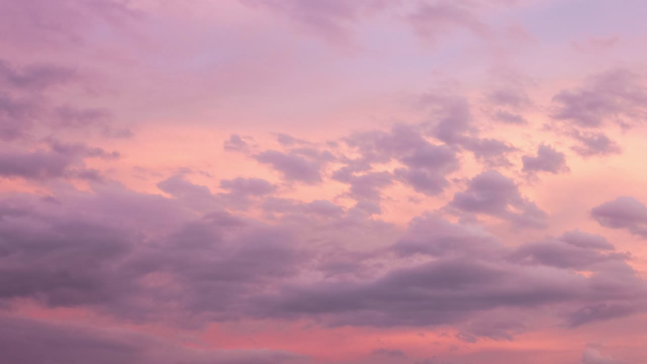 저녁에 움직이는 구름의 타임스
