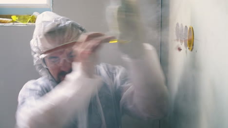 hombre con gafas recibe una descarga eléctrica reparando el enchufe en la habitación