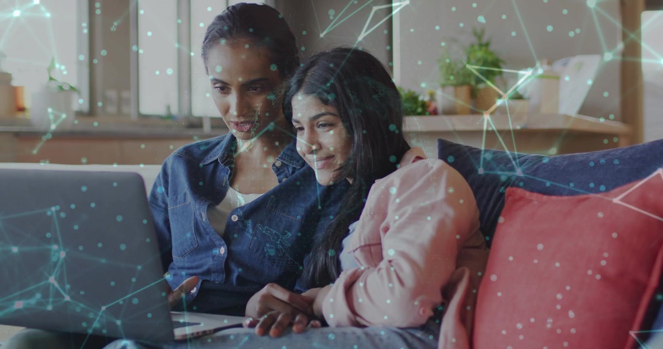 Mor og datter læner sig op ad sofaen, teenager rører ved bærbar computer, hvilket viser et netværksoverlay til uddannelse.