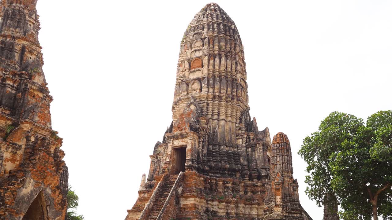 los turistas admiran la arquitectura de los antiguos templos en tailandia