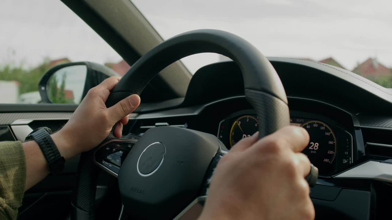 자동차를 운전하는 사람