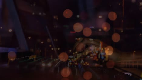 animación del tráfico rodado borroso sobre una mujer caucásica tocando el piano