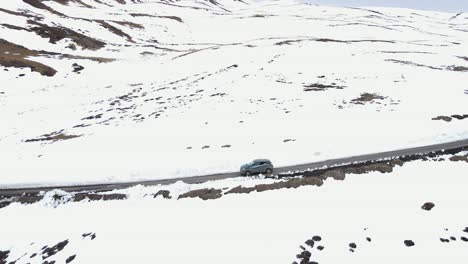 Paisaje-Aéreo-De-Nieve-En-El-Distrito-De-Spiti-De-Himachal-Pradesh-Conducción-De-Automóviles-En-Las-Montañas-Del-Himalaya-Viajes-Turísticos-De-La-India