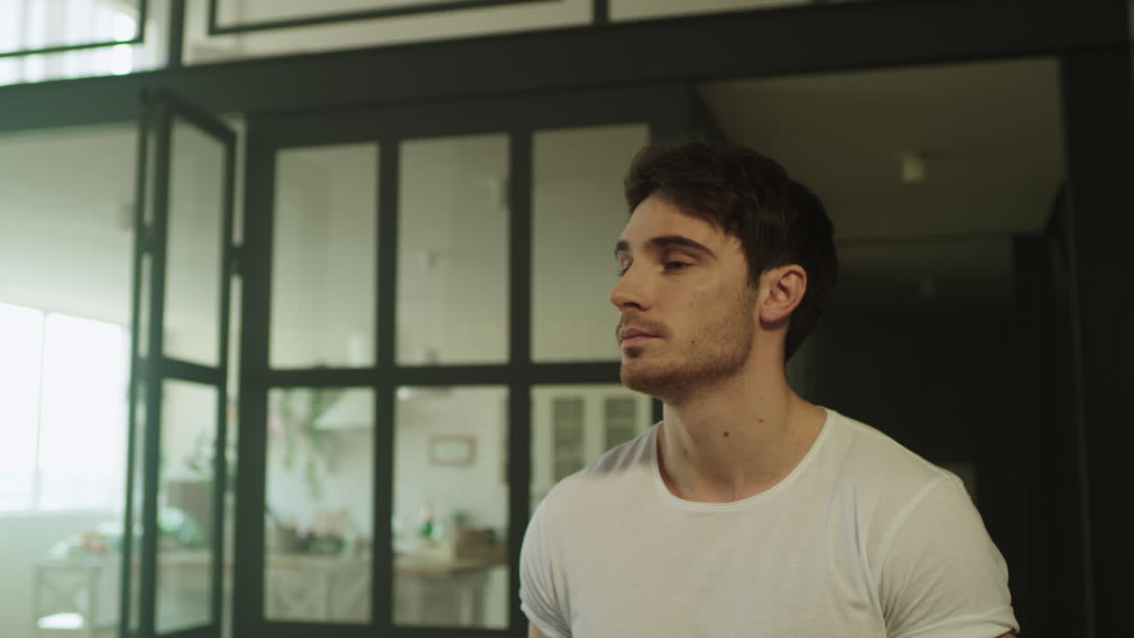 사치집에 들어가서 소파에 앉아 있는 남자