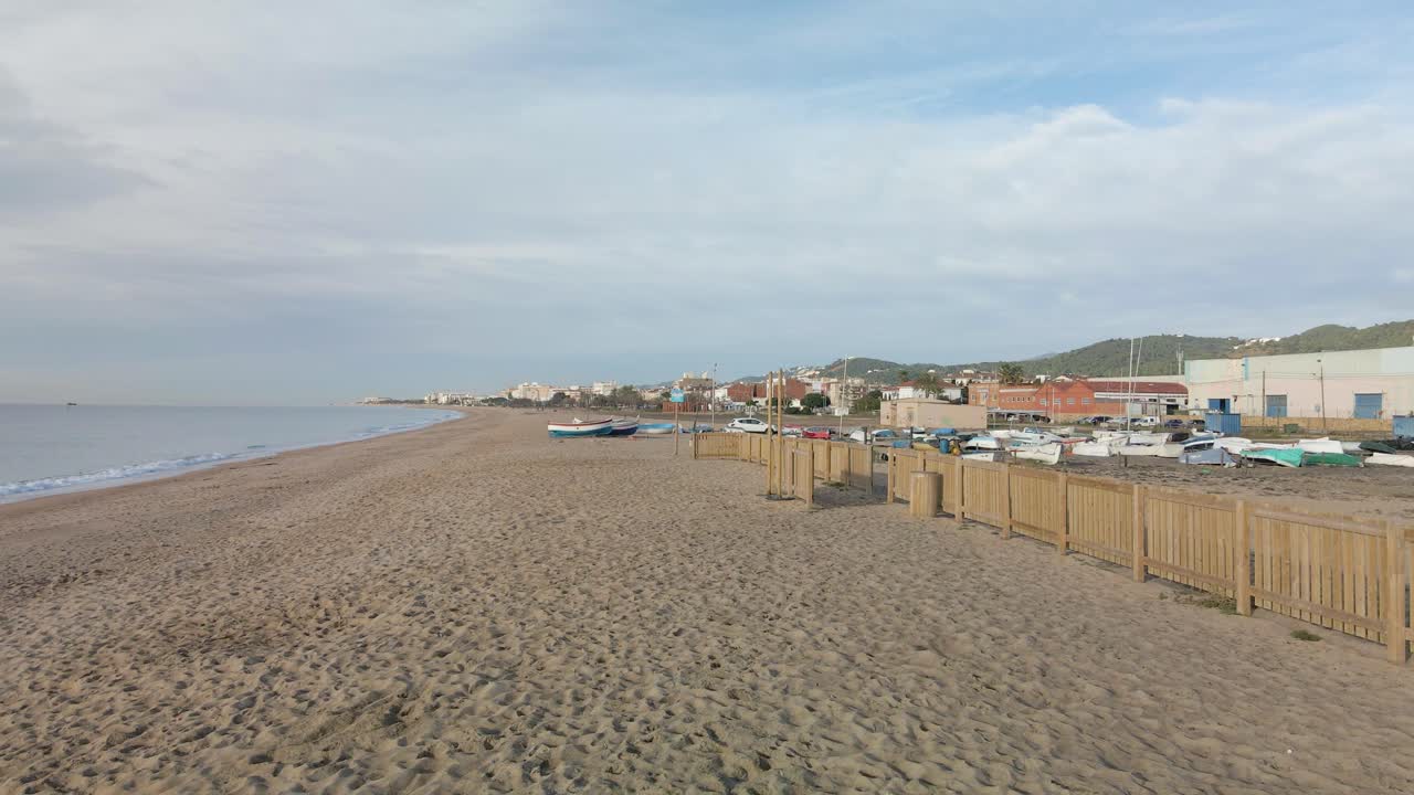 사람이 없는 겨울 말그라트 데 마르 해변의 멋진 조감도