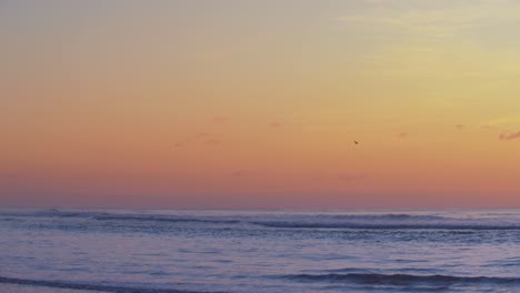 Cielo-De-Color-Brillante-Después-De-La-Puesta-De-Sol-Sobre-Las-Olas-Del-Océano-En-Cámara-Lenta