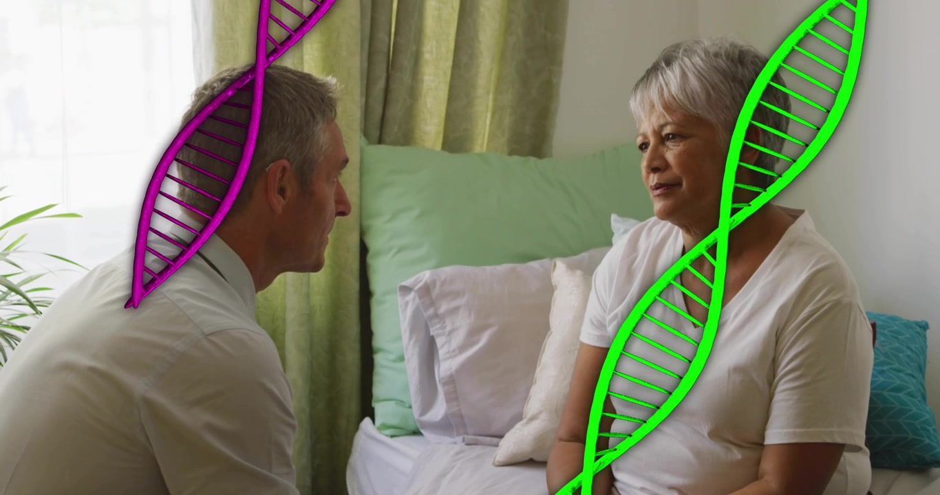En mand læner sig ind og rådgiver en patient om en sundhedsrapport, mens han viser overlejringer af lilla og grønne DNA-spiraler.