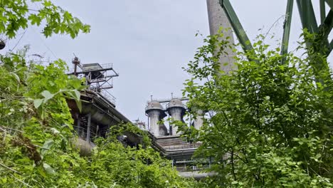 Industrieanlage-Mit-Rohren-Und-Leitungen-Aus-Einem-Stahlwerk-Im-Landschaftspark-Duisbrug-Nord