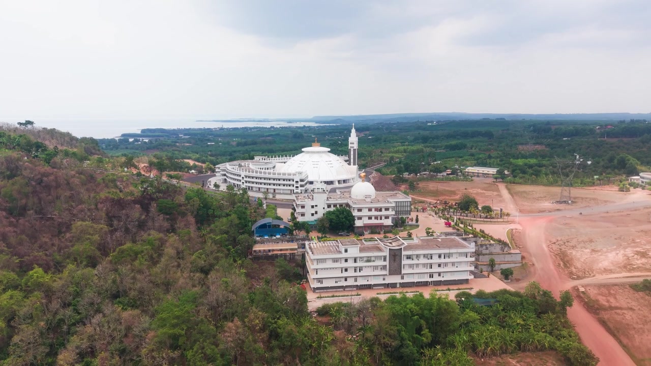 Kameraet fanger Tri An-søen i Dong Nai, Vietnam, set ovenfra. Det viser det omkringliggende land og bygningerne nær søen. Området har en blanding af natur og bebyggelse