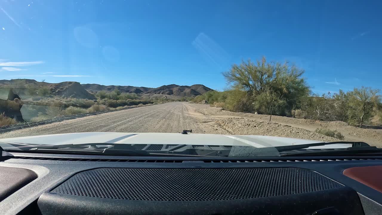 pov - conducción en carretera de grava a lo largo del canal de gravedad principal de gila para el riego cerca de yuma az