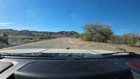 POV---Fahrt-Auf-Schotterstraße-Entlang-Des-Haupt-Gila-Schwerkraftkanals-Zur-Bewässerung-In-Der-Nähe-Von-Yuma,-Arizona