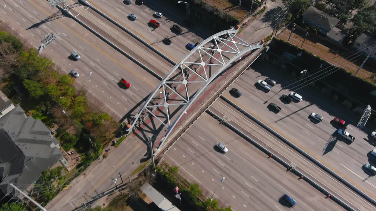 antena de autos en la autopista 59 sur en houston, texas en un día soleado