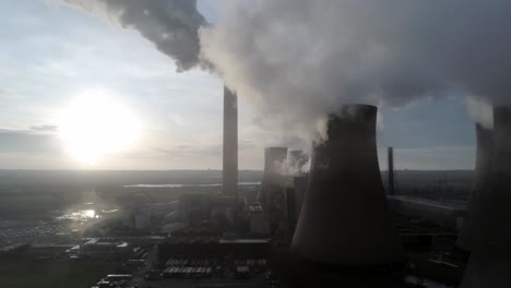 antena descendiendo por las torres de refrigeración de la central eléctrica del reino unido las emisiones de vapor de humo al amanecer.