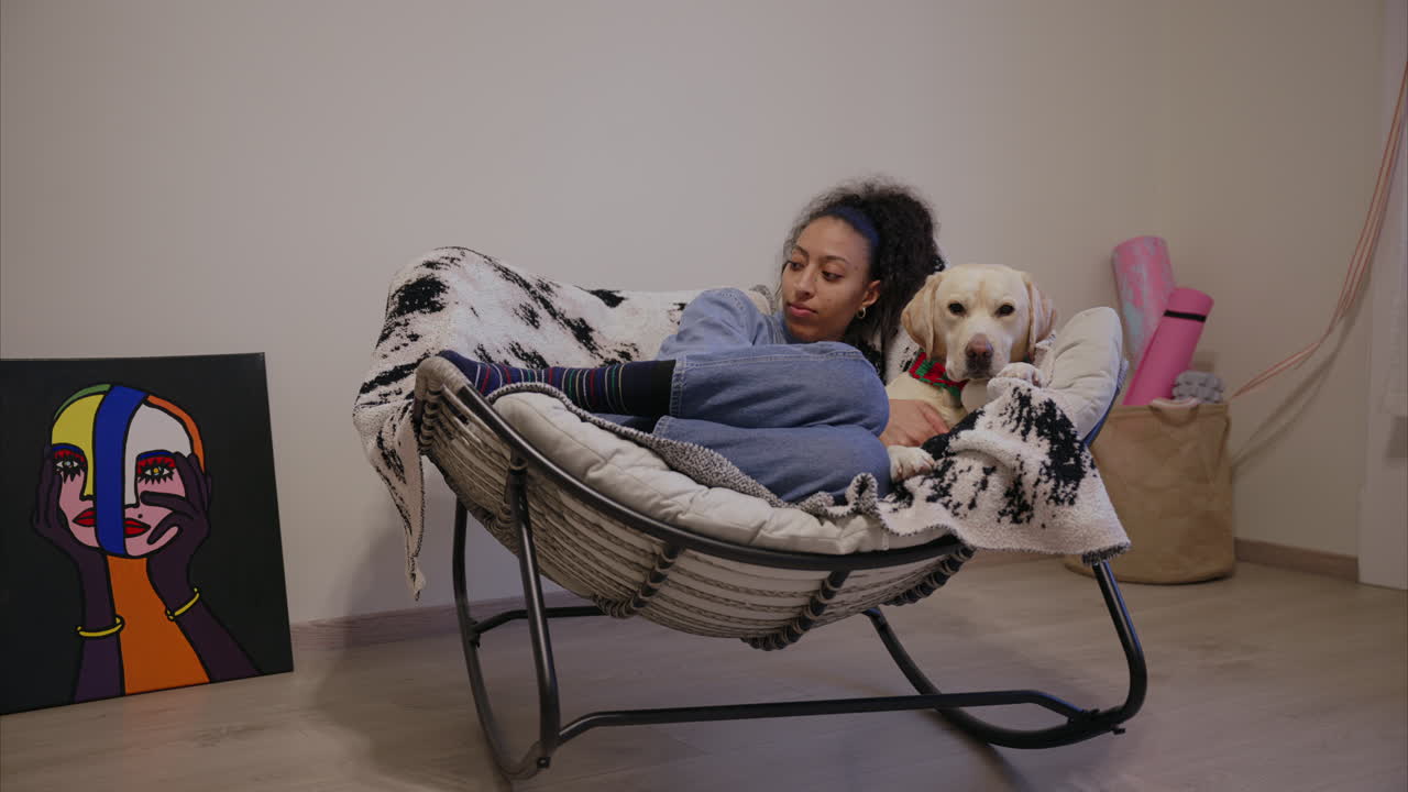 행복한 소녀는 그녀의 개, 노란 라브라도르 리트리버를 안고 있습니다. 주인의 관심을 원합니다. 순수한 사랑, 미소, 부드러운 털, 재미있는 강아지, 애완동물 보육, 동물 요양, 치료 개, 편안하고 달한, 인간 개 연결