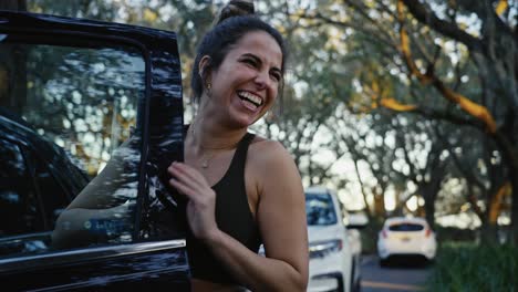 mujer atlética se sube a su auto después de un entrenamiento