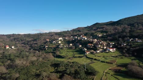 Verschlafenes-Altes-Dorf-Soajo,-Erbaut-Am-Hang-In-Arcos-De-Valdevez-Minho-Portugal,-Luftumlaufbahn