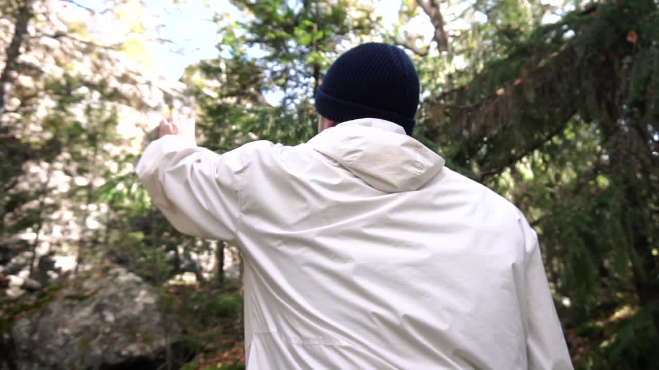 숲에서 산책하는 남자