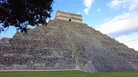 la belleza atemporal de la pirámide, una pirámide que se alza alta y orgullosa en medio de la grandeza de un cielo impresionante