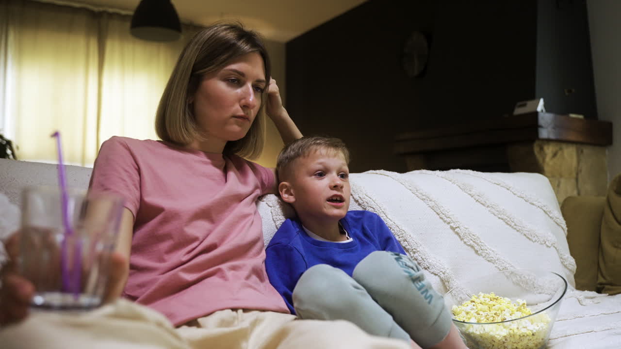 소파 에 앉아 있는 가족