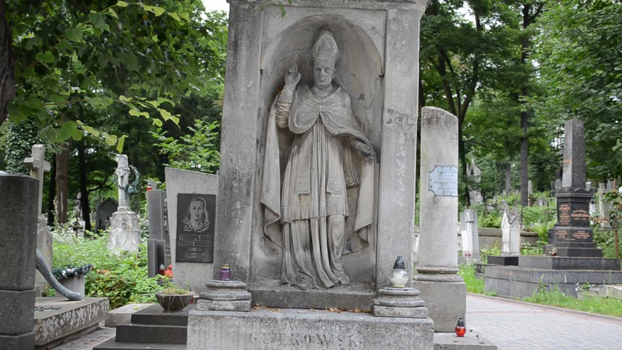 Tomba del sacerdote. Leopoli, Ucraina. Cimitero di Lychakiv, il complesso storico e commemorativo (dal 1991) a Leopoli nel quartiere storico di Lychakiv, uno dei cimiteri più antichi dell'Ucraina.
