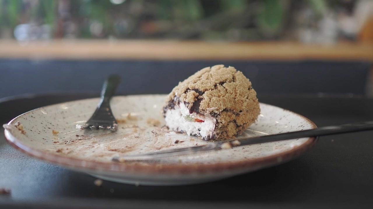 Tronchetto al cioccolato mezzo mangiato su un piatto