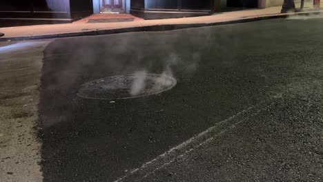 el vapor de la ventilación de la rejilla de la calle se eleva desde el subterráneo, iphone