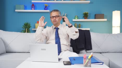 Hombre-Trabajador-De-Oficina-En-Casa-Aplaudiendo-Lo-Que-Ve-En-La-Computadora-Portátil.