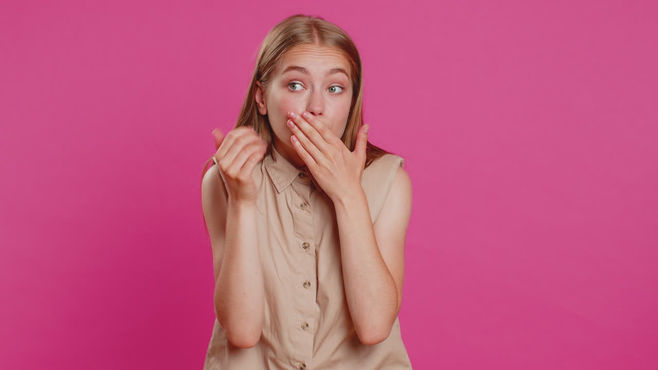 겁에 질린 여자가 손으로 입을 닫고 끔찍한 비밀, 믿을 수 없는 진실을 말하기를 거부합니다.