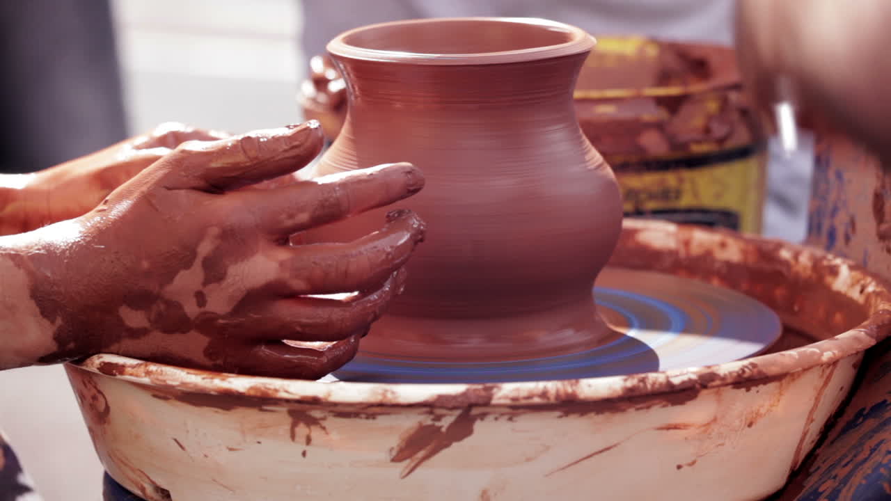 el alfarero enseña su oficio al niño 5