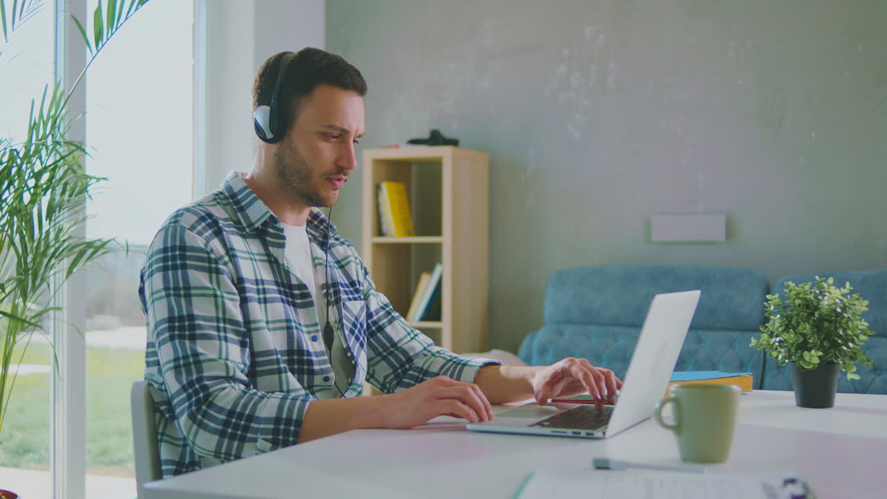 Homem trabalhando em call center