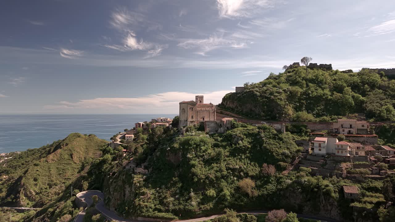 Rivelazione aerea della Chiesa di San Nicolò con lo sfondo del Mar Ionio, Savoca Sicilia Italia