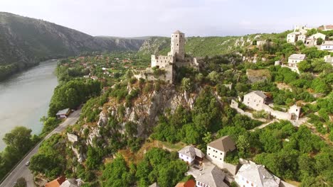 Una-Vista-Aérea-Muestra-Destaca-La-Ciudadela-En-Pocitelj-Bosnia