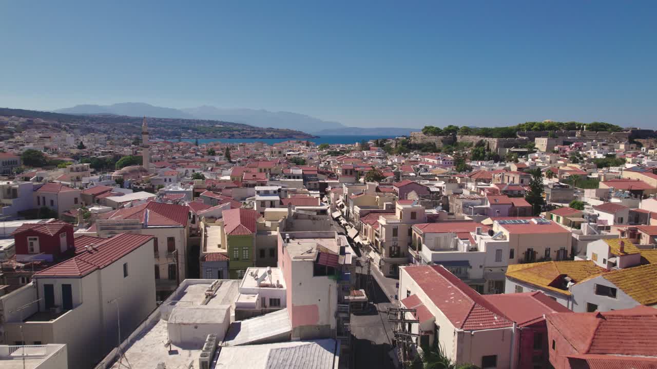 vista aérea. la ciudad de rethymno en la isla de creta. viejas calles estrechas y casas pequeñas y bonitas