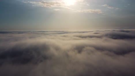 drone-weergave boven de mariene laag die langzaam boven de wolken vliegt