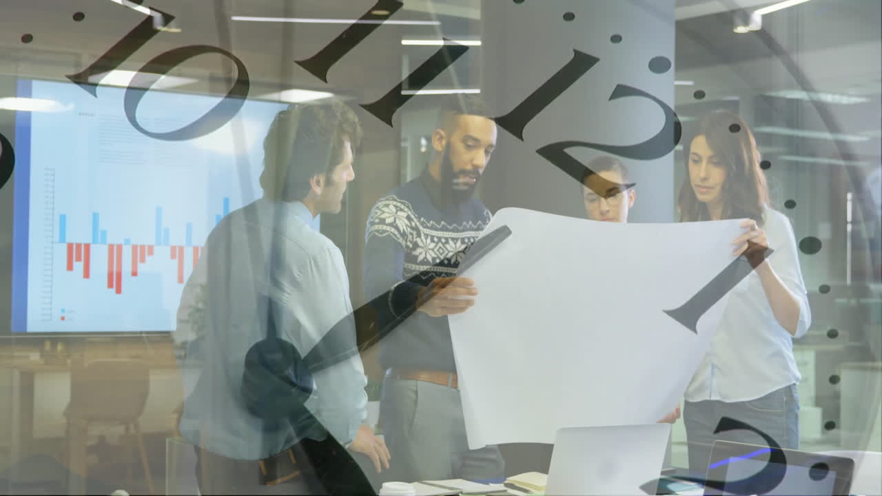 animación de reloj moviéndose sobre diversos colegas discutiendo el trabajo