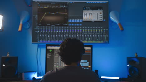 Editor-De-Audio-Y-Vídeo-Profesional-Independiente-Que-Trabaja-Solo-Y-Se-Centra-En-El-Software-Para-Editar-Pistas-De-Audio-Para-Una-Banda-Comercial.