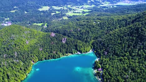 lago de fusine superior, alpes italianos. vuelos aéreos de aviones no tripulados.