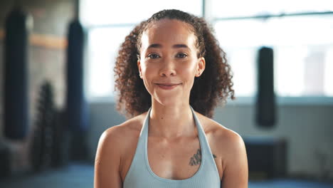 gimnasio y retrato de una mujer con una sonrisa