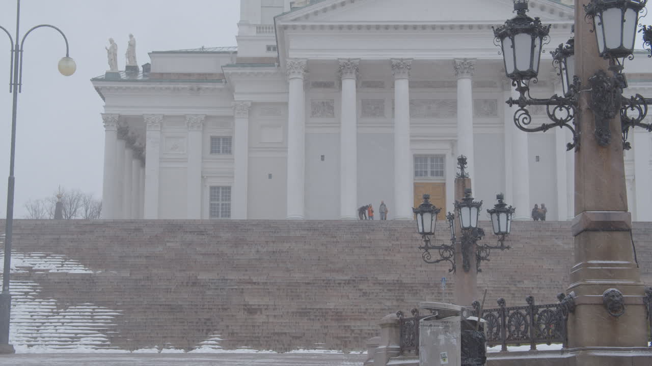 추운 겨울날 눈으로 덮인 헬싱키 대성당의 계단
