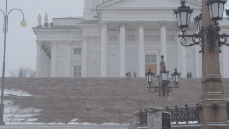 las escaleras de la catedral de helsinki cubiertas de nieve durante el frío día de invierno
