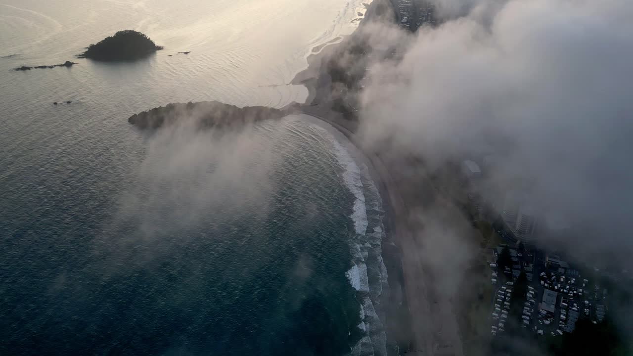 Cloudy coastline of Mount Maunganui in Tauranga during sunrise