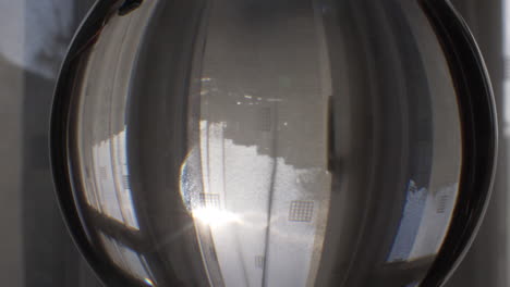 bola de lente con luz solar que entra a través de cortinas en el interior