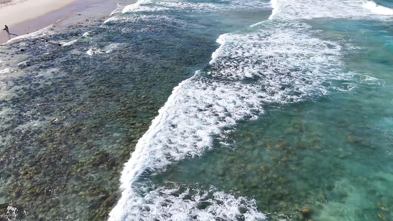 vista aérea de las olas y la interacción de la costa