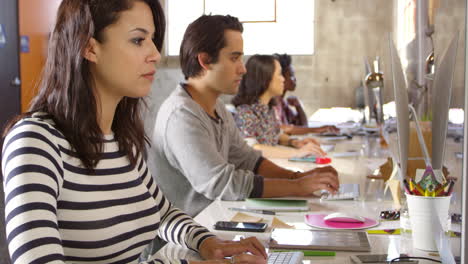 diseñadores trabajando en escritorios en oficinas modernas filmadas en r3d